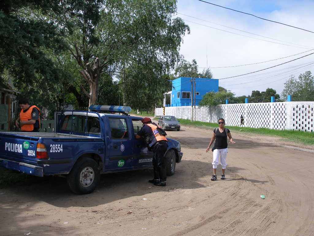 Custodia Policial en las puertas del Corralón de la Municipalidad de Villa Gesell